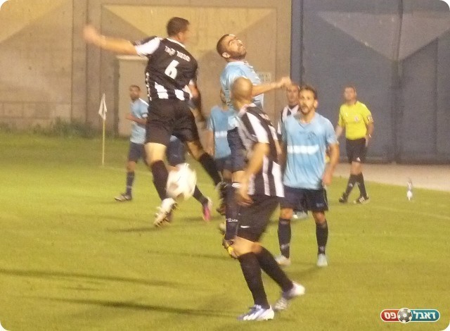 התקפה אנמית של בת ים. בלילי וברנשטיין באוויר