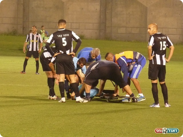 רגע עצוב. בלילי נפצע, נאנק מכאבים ומפונה באלונקה