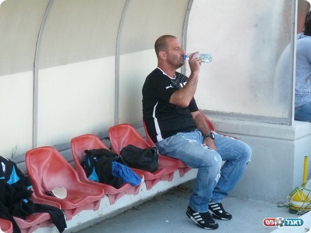 אסור לעשן. אטלי עצבני בספסל