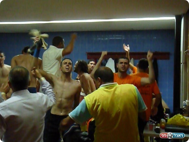 שחקני כפר קאסם חוגגים בחדר ההלבשה