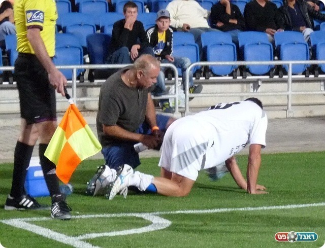 רגעים של חרדה בכפ"ס. מחג'נה על הדשא ומתאושש