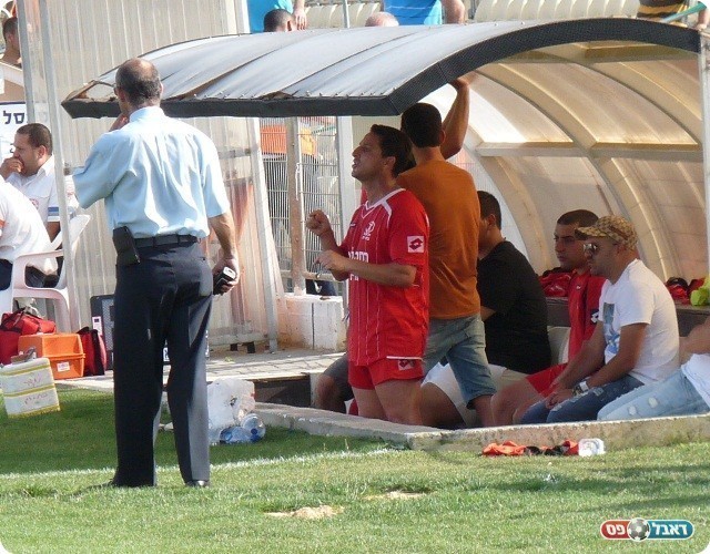 המתח עלה. חלפון מחלק הוראות מהספסל