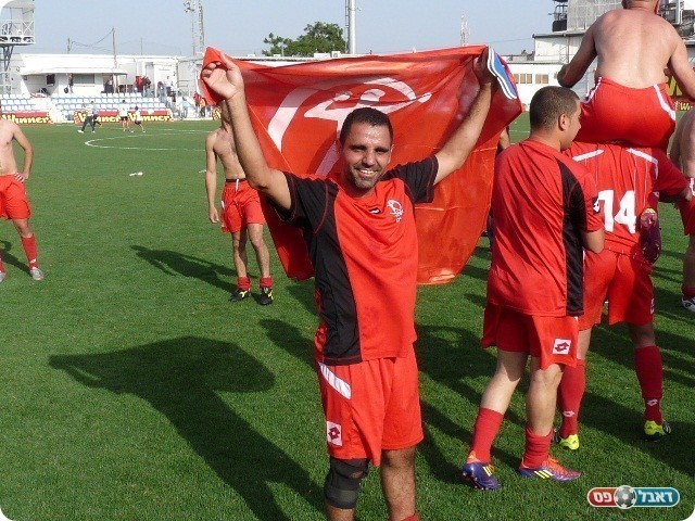 איש המשחק עם הדגל. בנדי