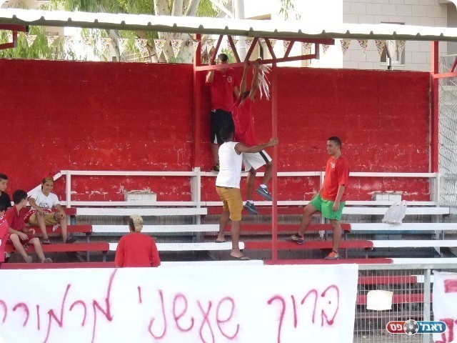 מקשטים את היציע.