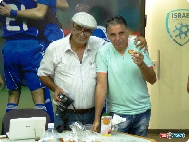 נמצא בכל מקום. עיסא (משמאל) ומאיר אברג'יל מעמישב