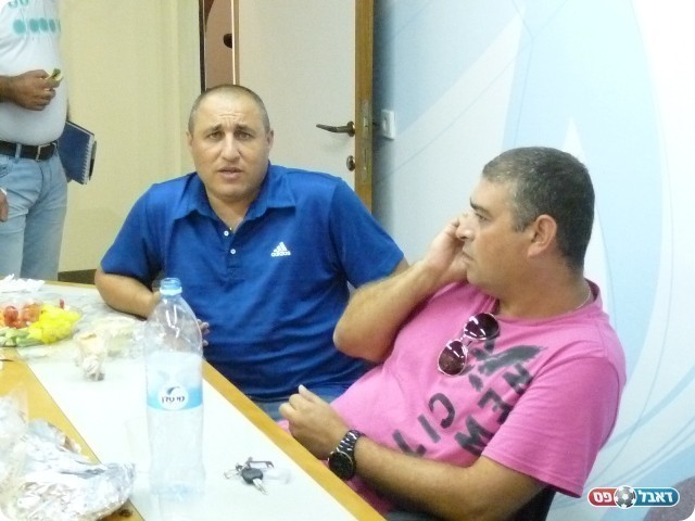 קרוב לסנדוויצ'ים. יצחק ודוד