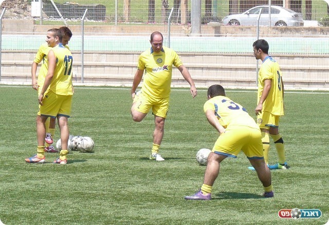 הושלם השלב הראשון. שחקני השקמה בחימום