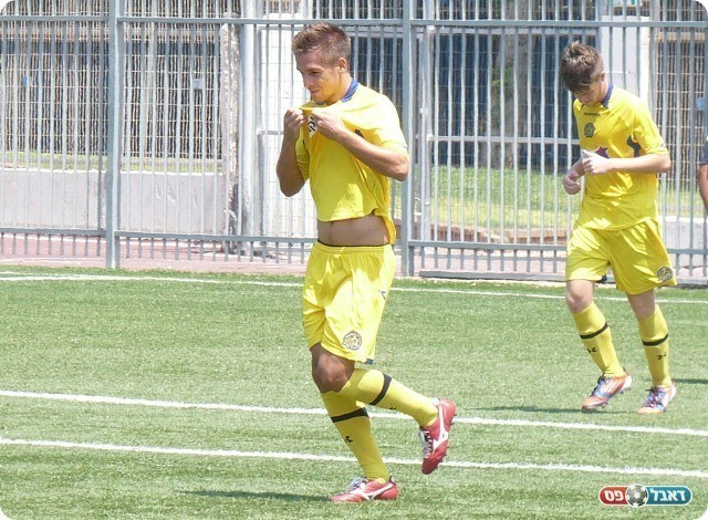 נישק את הסמל. רומנסקו לאחר כיבוש השער