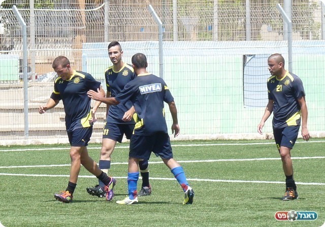 התותח של יפו. אדרי חוגג עם החברים את השער. מימין: הכובש, שלומי לוי