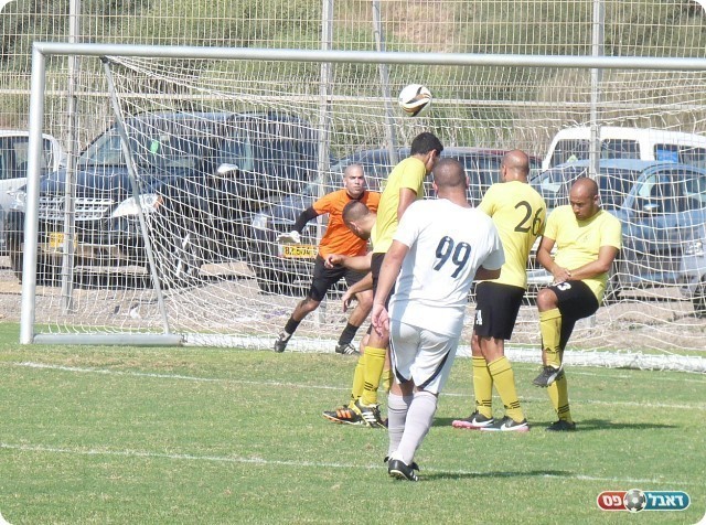 ראשון חזרה משום מקום. הכדור של אמזלג בדרך לרשת