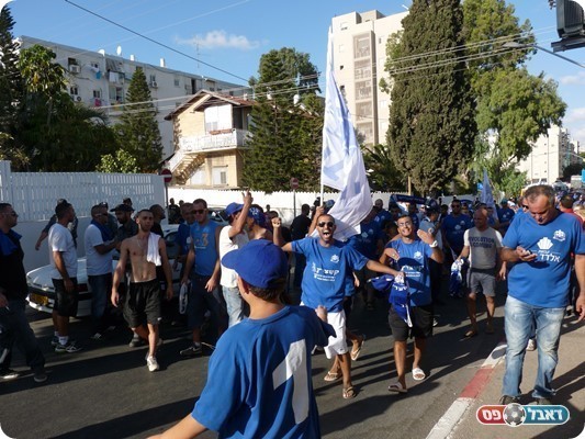 אוהדי שעריים חוגגים ברחובות מרמורק
