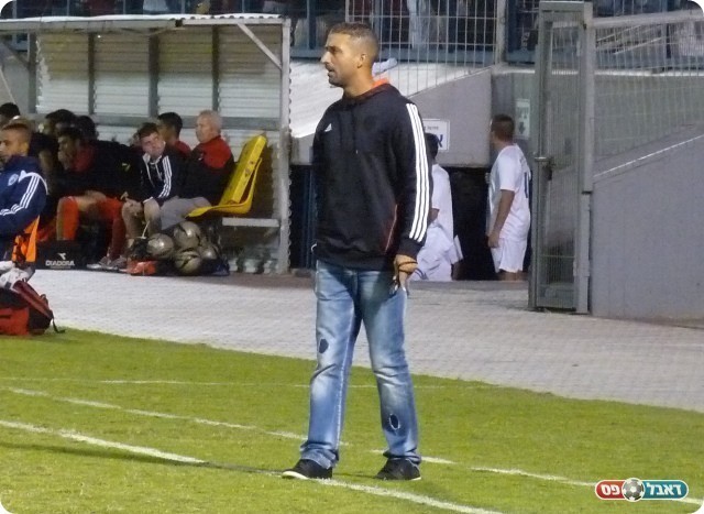 עם הפנים לכפר קאסם. קוסטיקה