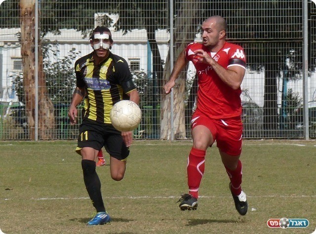 כמו שחקן הוקי קרח. קלטצקי ואבי מור (צילום: אלי שמואלי) 