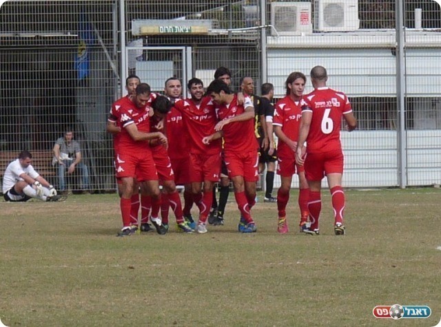 בסוף זה הגיע. חוגגים את הראשון (צילום: אלי שמואלי) 