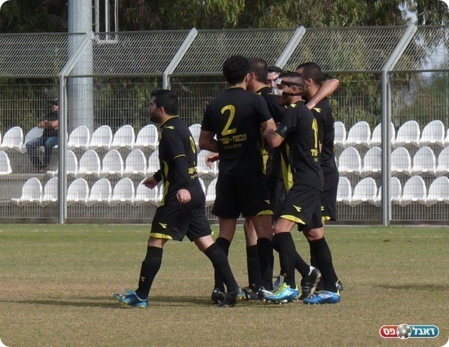 שוויון מהיר. שחקני פ"ת חוגגים (צילום: אלי שמואלי) 