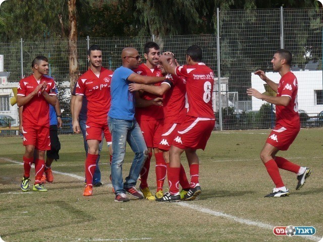פתחה היטב את המחצית. חוגגים את השני (צילום: אלי שמואלי) 