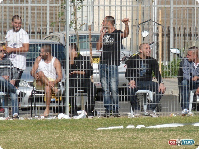 זרקו נ]צים. האוהדים (צילום: אלי שמואלי)