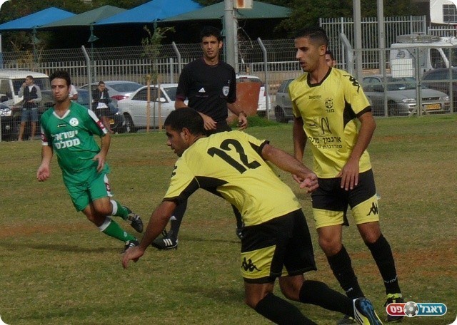 המשחק נרגע. מוחמד ג'ואדללה, דרעי משקיף (צילום: אלי שמואלי)