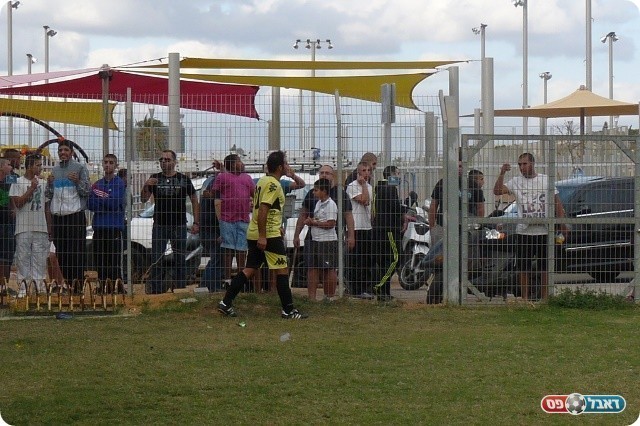 התגודדן ליד הגדר. אוהדי חולון (צילום: אלי שמואלי)