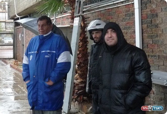 האמיצים שכן הגיעו לצפות במשחק (צילום: אלי שמואלי)