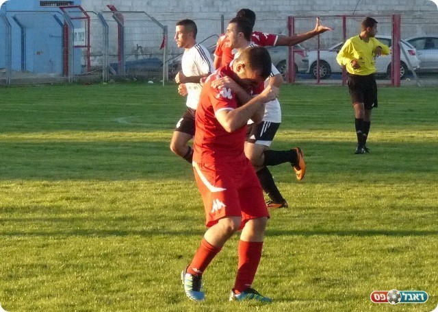 השופט הורה להמשיך. רגע הפציעה של טולמסוב (צילום: אלי שמואלי)