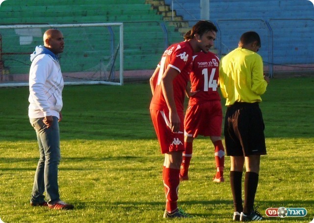 לא עניין אותו כלום. טרבלסי כועס על השופט, כהן מוחה (צילום: אלי שמואלי)