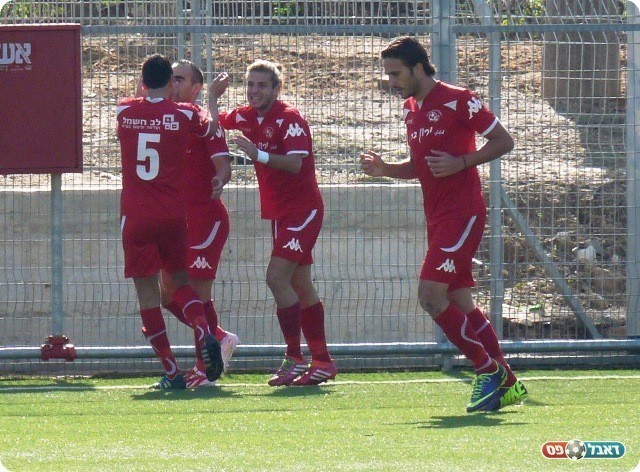 הלחץ בא לידי ביטוי בשערים. חוגגים את שער היתרון (צילום: אלי שמואלי)