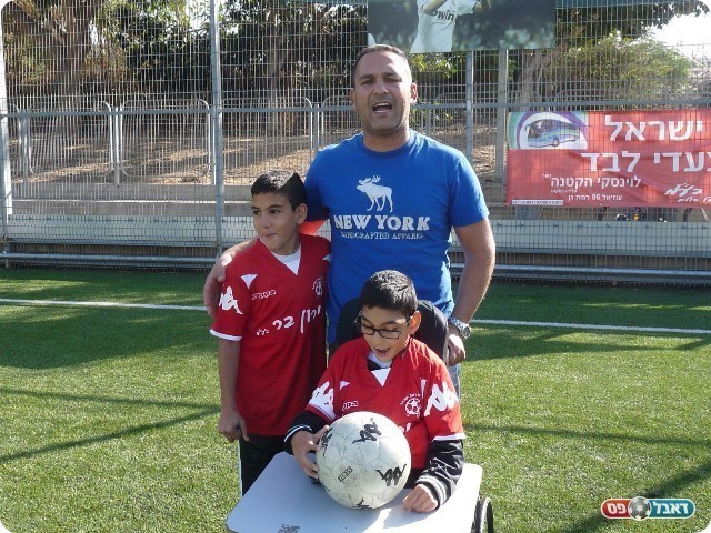 מתגוררים בסמוך למגרש האימונים. התאומים לוי ונוח (צילום: אלי שמואלי)