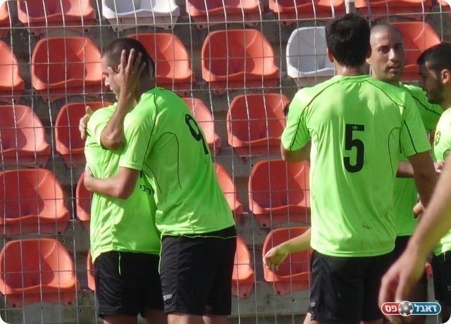 קבוצה שלא נשברת. חוגגים את השני (צילום: אלי שמואלי)