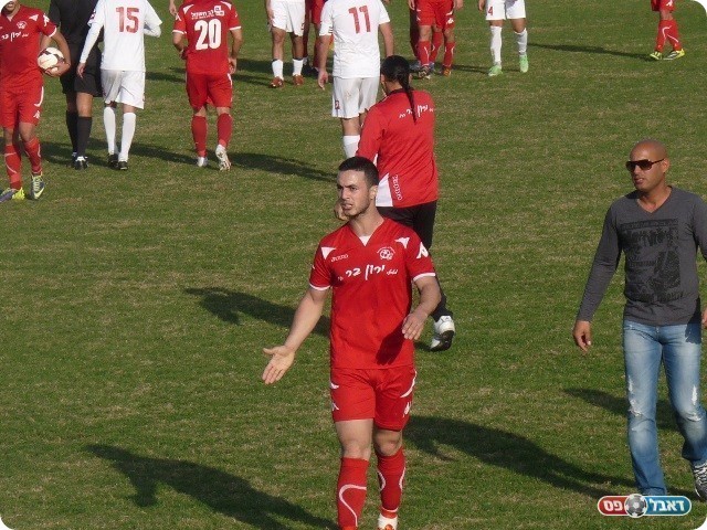 קרצמן יורד מהדשא (צילום: אלי שמואלי)