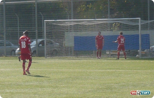 הפתיחה של חולון. הכדור ברשת (צילום: אלי שמואלי)