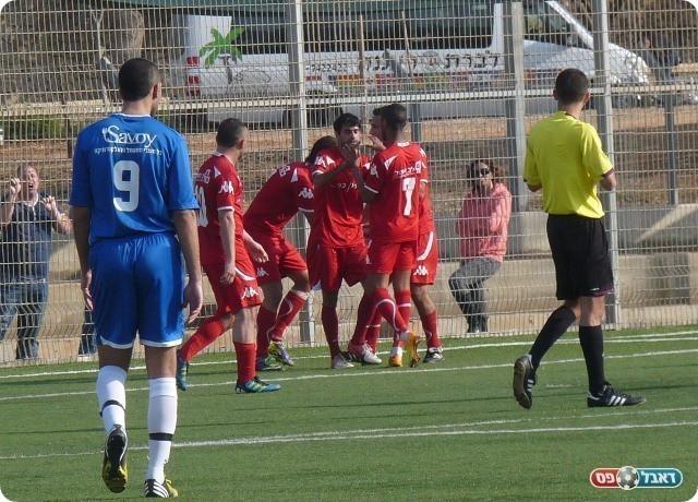 השוויון המיוחל. שחקני רמת ישראל חוגגים (צילום: אלי שמואלי)