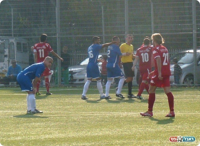 טענו שהקוון לא ראה פנדל. שחקני חולון מתווכחים (צילום: אלי שמואלי)