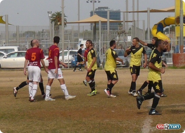 שינה את המומנטום. חוגגים את הפנדל של אליהו (צילום: אלי שמואלי)