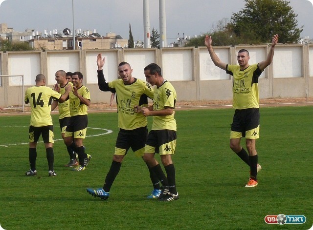 יתרון מוקדם. חוגגים את הראשון (צילום: אלי שמואלי)