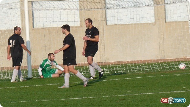 חולון ביססה את היתרון. השני ברשת (צילום: אלי שמואלי)