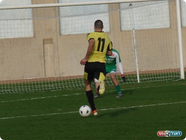 הקש ששבר את גב הגמל. אלייב בדרך אל השער (צילום: אלי שמואלי)