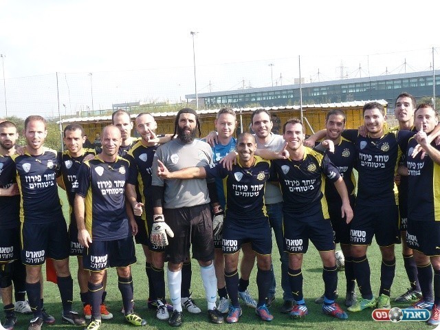 חזק בצמרת. שחקני רו"ח (צילום: אלי שמואלי)