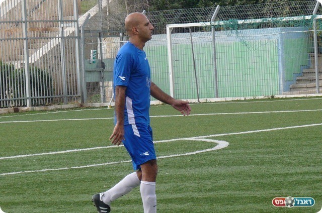 מתקשה להתייצב מאחור. בלם נווה גולן, אבי שמש (צילום: אלי שמואלי)