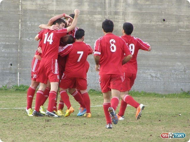 שער דרמטי. חוגגים את השער של ממן (צילום: אמיר שיבי)