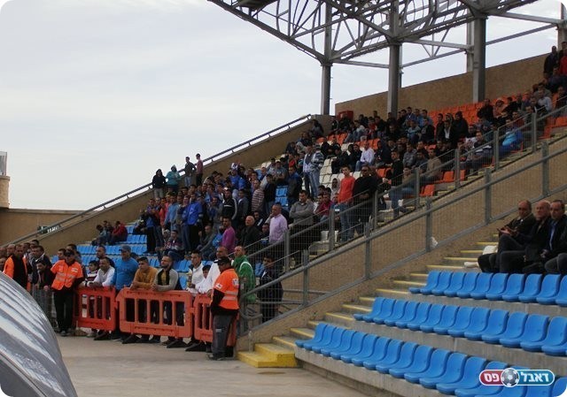 מחצית ראשונה שירצו לשכוח. אוהדי מג'דל (צילום: אמיר שיבי)