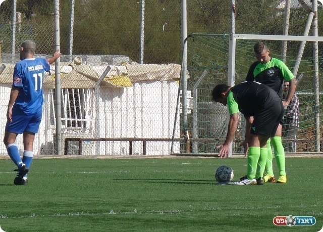 מיארה מכין את הכדור (צילום: אלי שמואלי)