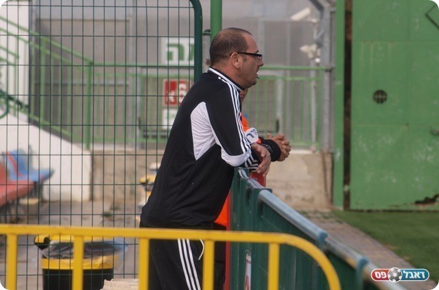 חילק הוראות מהיציע. אילן אטלי. 