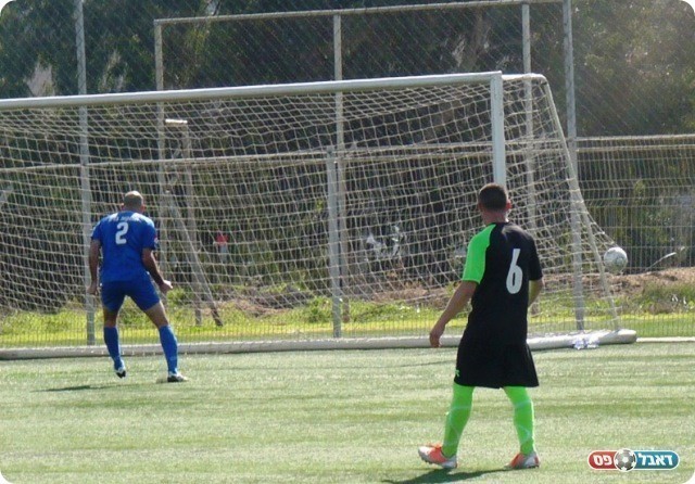 כמאמר הקלישאה. הכדור ברשת (צילום: אלי שמואלי)