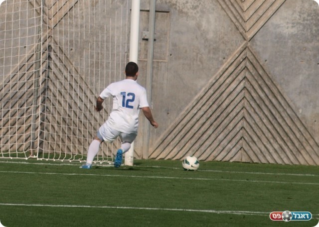 כמעט השלישי. שווג מרחיק מהקו. 