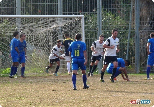 המקומיים חזרו למשחק. מנשה ממהר לאחר השער (צילום: אלי שמואלי)