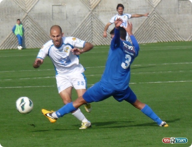 יבנה שלטה. בן צעירי בולם את מאור פרץ (צילום: אלי שמואלי)