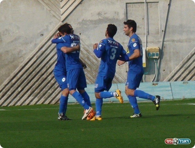 יתרון לא משקף. שחקני פ,ת חוגגים (צילום: אלי שמואלי)