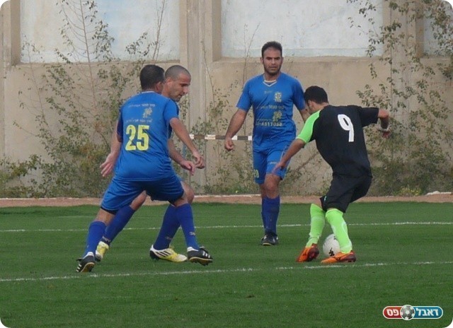 ניסו להכריע את המשחק. צח זוהר מול הגנת חולון (צילום: אלי שמואלי)