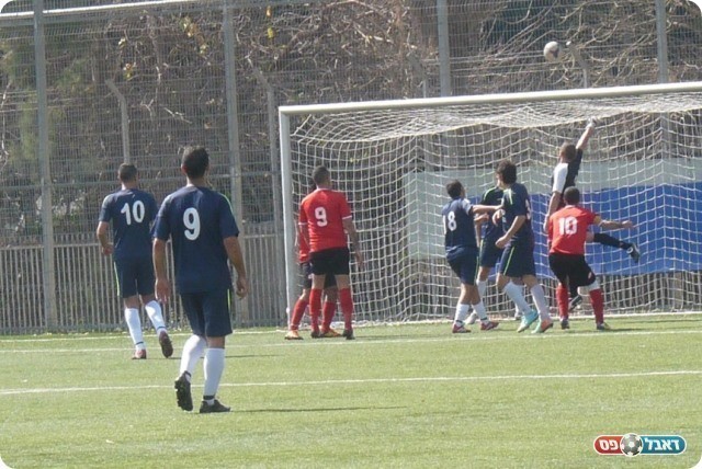 פתיחה שקולה. מחניים בהתקפה (צילום: אלי שמואלי)